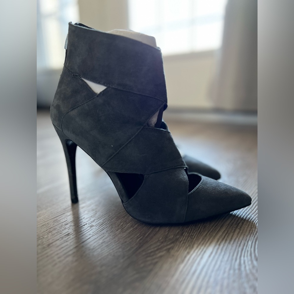 Marciano grey heels size 7.5